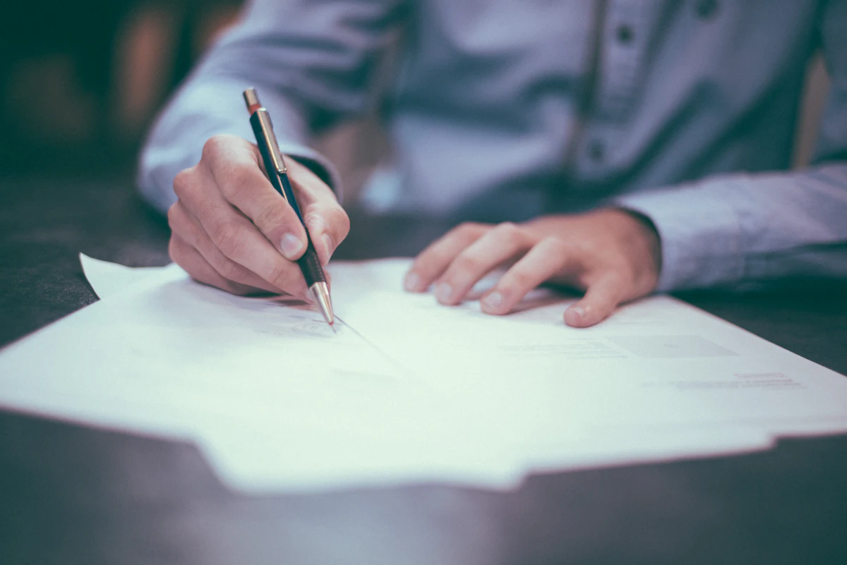 Firma de documentos de compraventa